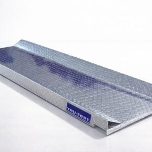 ChatGPT Image 1 feb 2026, 10_28_35 p.m. Plataforma de Aluminio Para el pesaje de Ganado